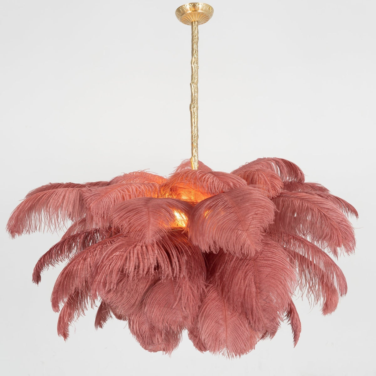 Auralira lysekrone med strudsefjer og stor messingstang