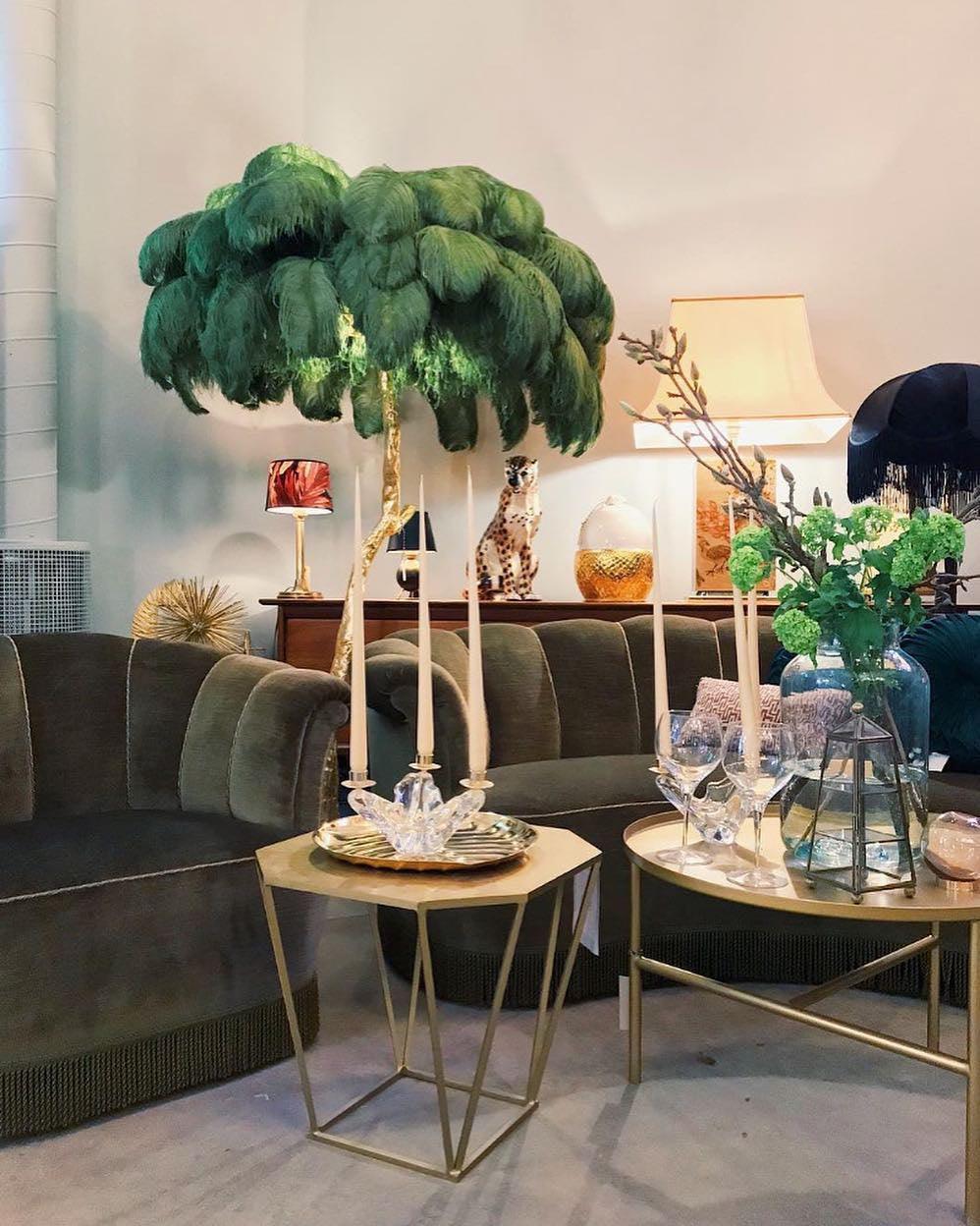 Selis golvlampa i mässing med fjäderdesign