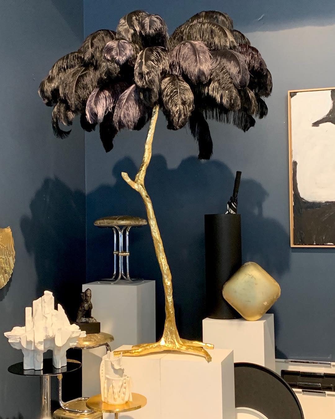 Selis golvlampa i mässing med fjäderdesign