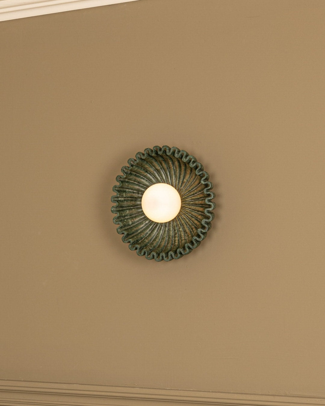Viraisaya vägglampa