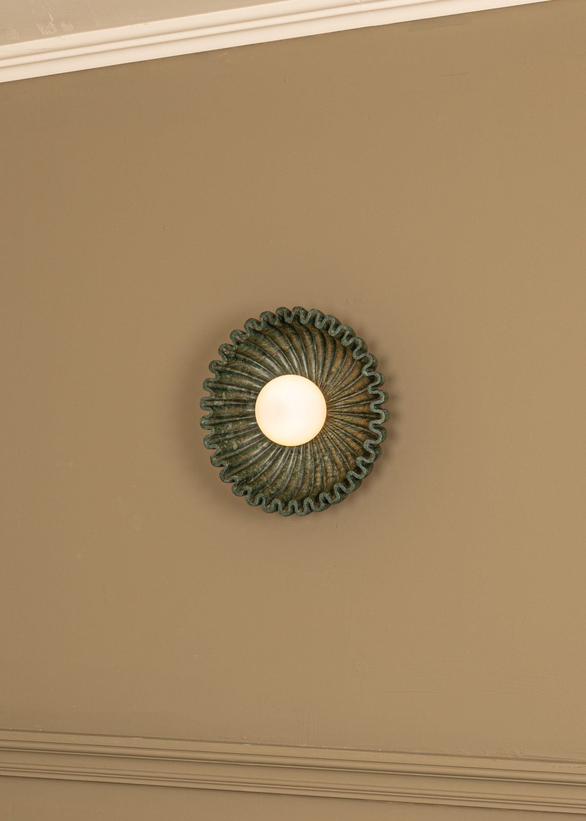 Viraisaya vägglampa