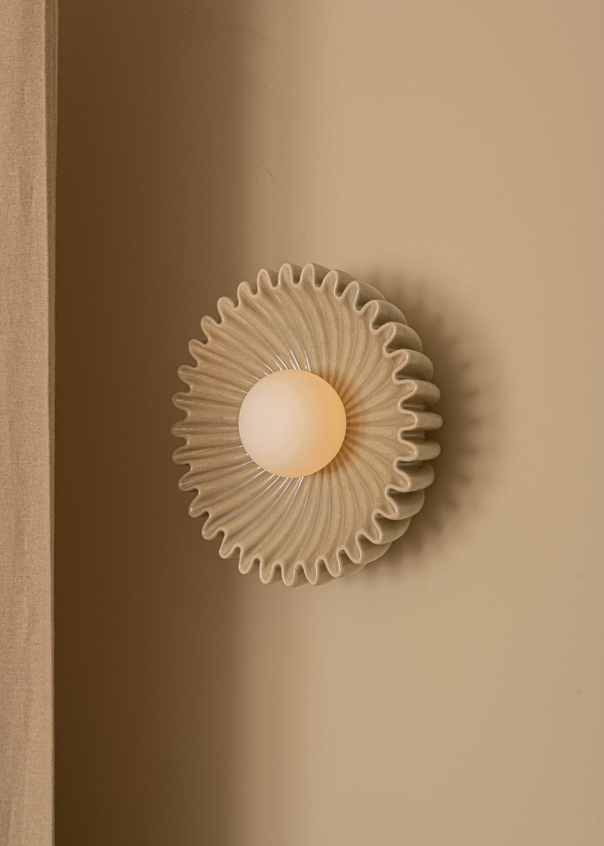 Viraisaya vägglampa