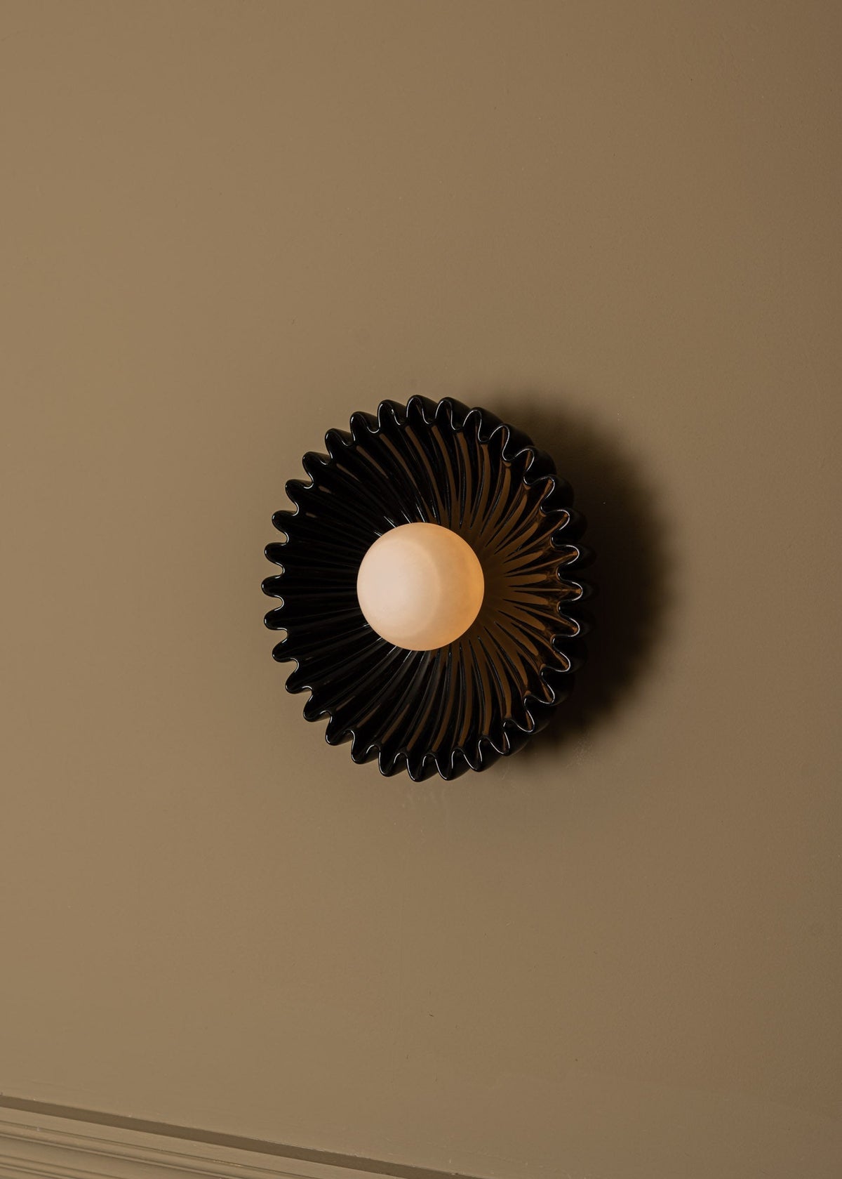 Viraisaya vägglampa