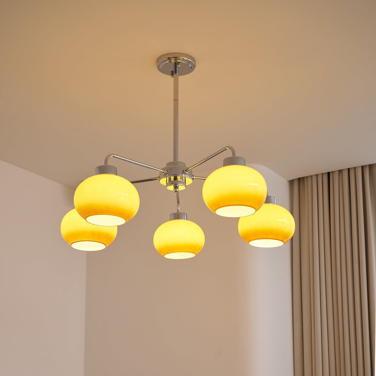 Liorenira lysekrone i glas og krom med geometrisk retrodesign