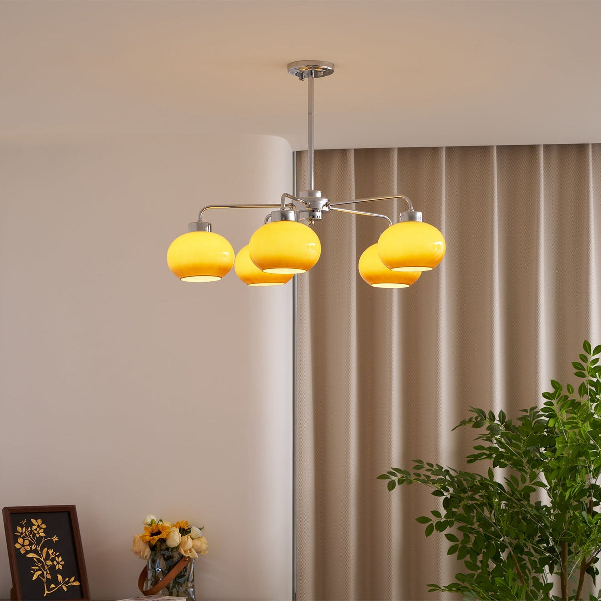 Liorenira lysekrone i glas og krom med geometrisk retrodesign