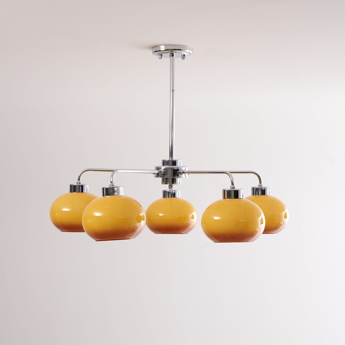Liorenira lysekrone i glas og krom med geometrisk retrodesign