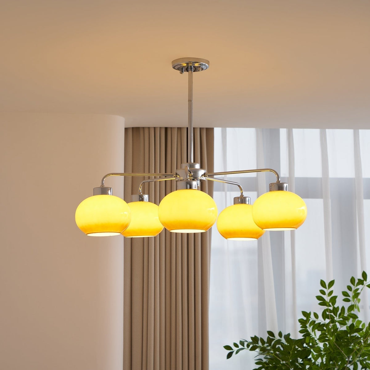 Liorenira lysekrone i glas og krom med geometrisk retrodesign