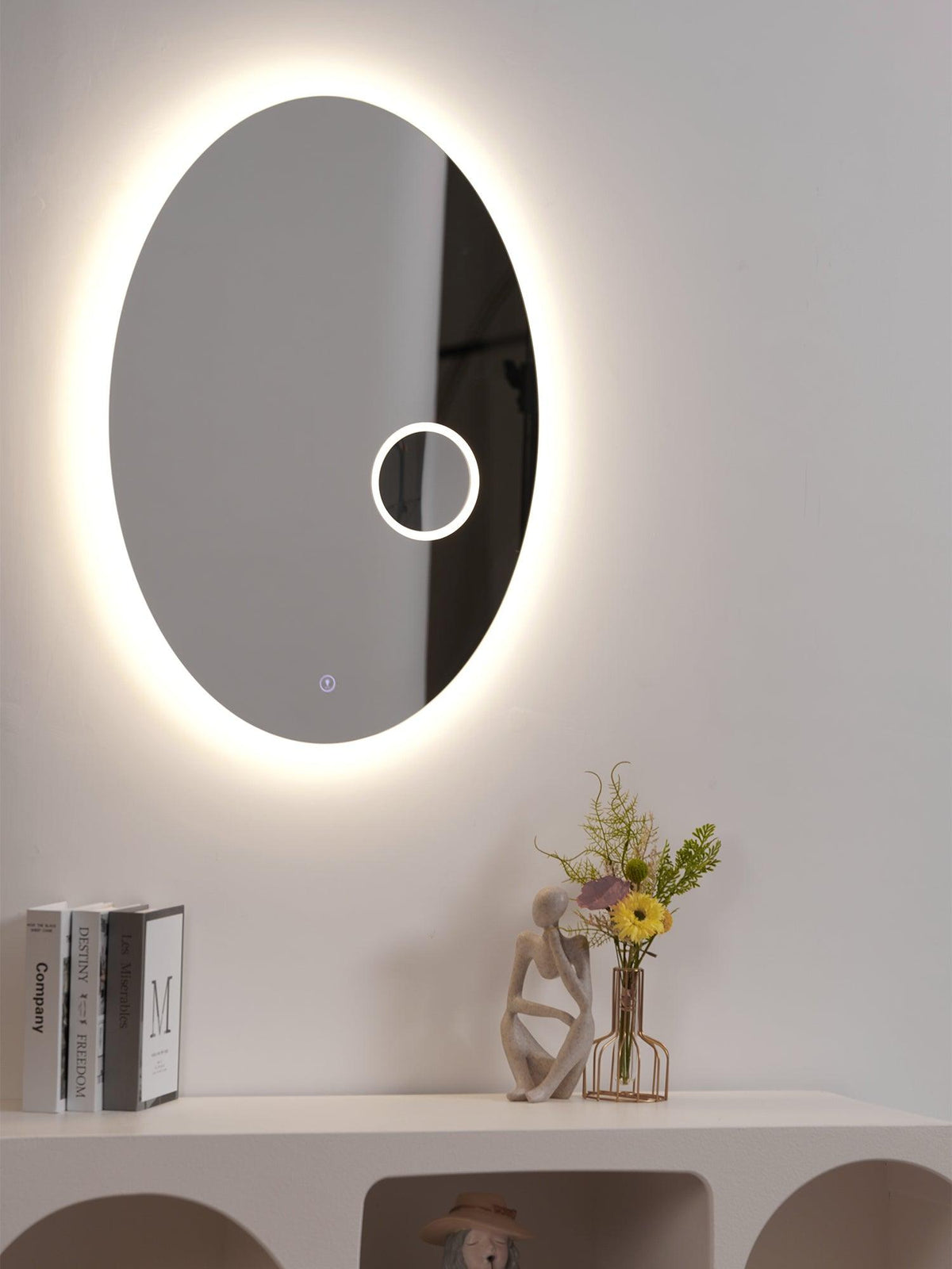 Ovariel oval vägglampa med plastspegel