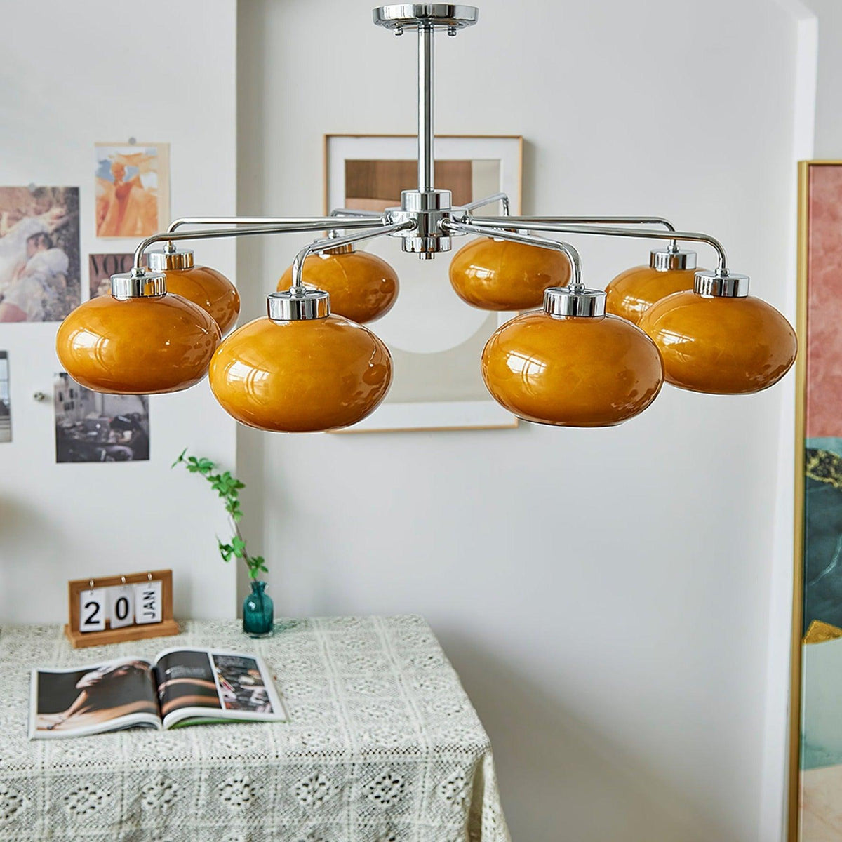Liorenira lysekrone i glas og krom med geometrisk retrodesign
