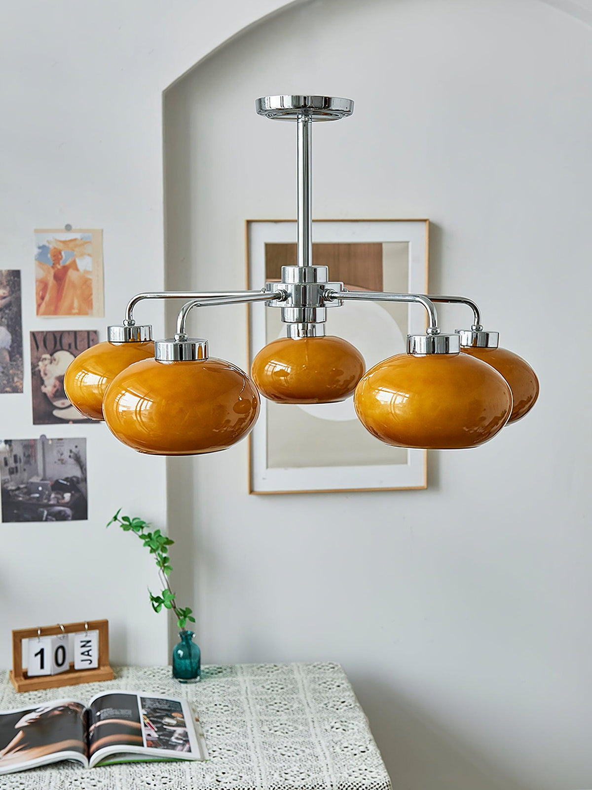 Liorenira lysekrone i glas og krom med geometrisk retrodesign