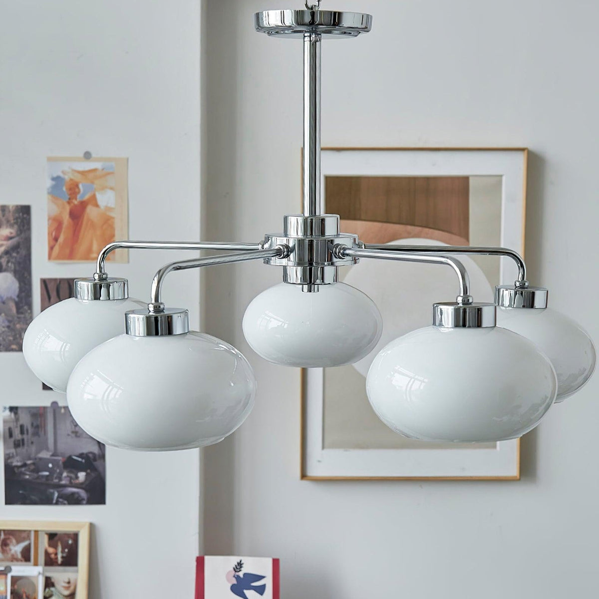 Liorenira lysekrone i glas og krom med geometrisk retrodesign