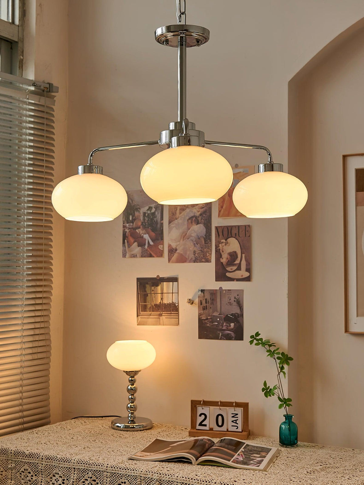 Liorenira lysekrone i glas og krom med geometrisk retrodesign