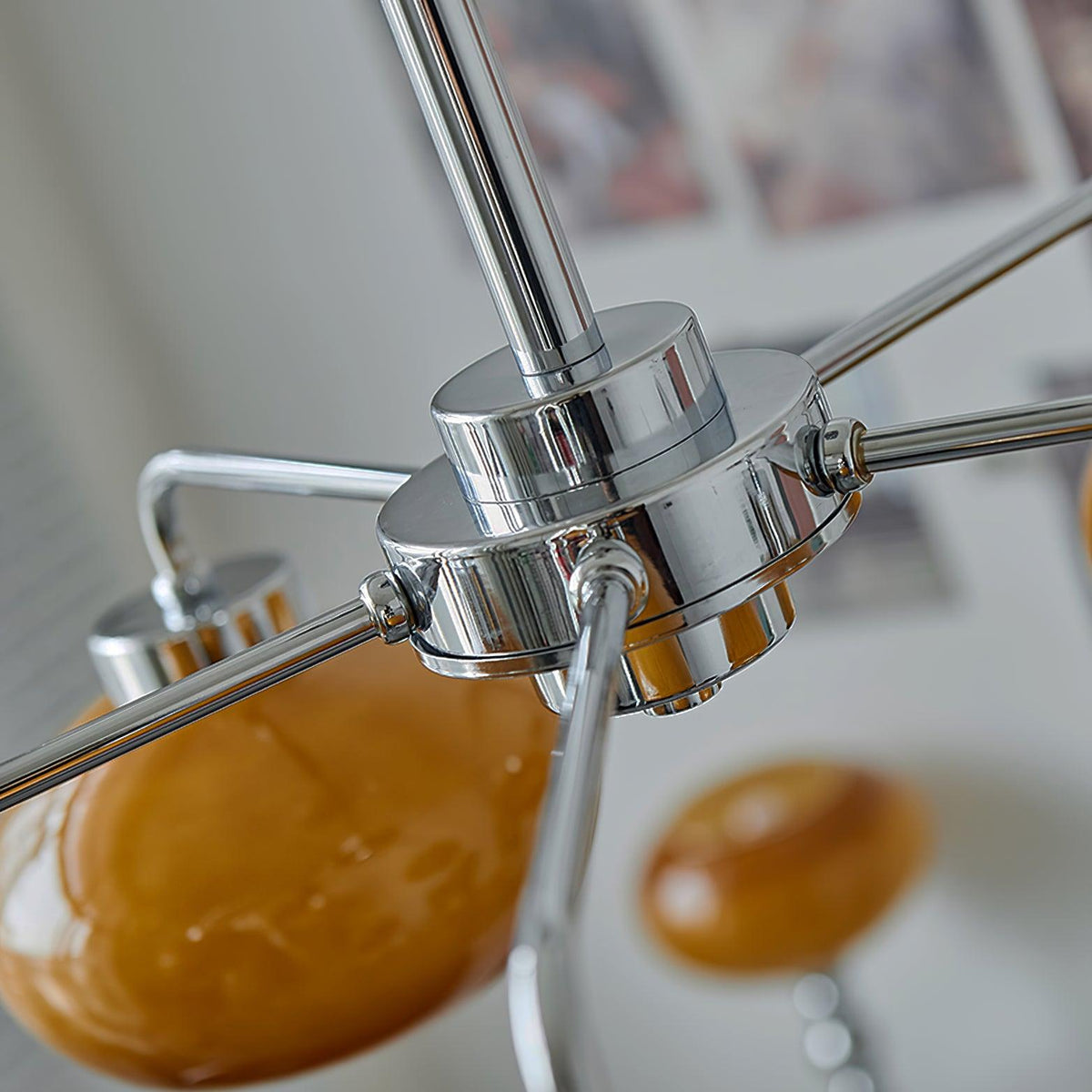 Liorenira lysekrone i glas og krom med geometrisk retrodesign