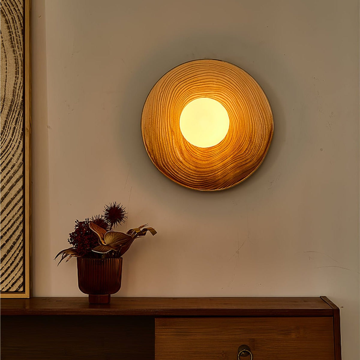 Cerarielle vägglampa i nordisk konststil med keramisk lampskärm