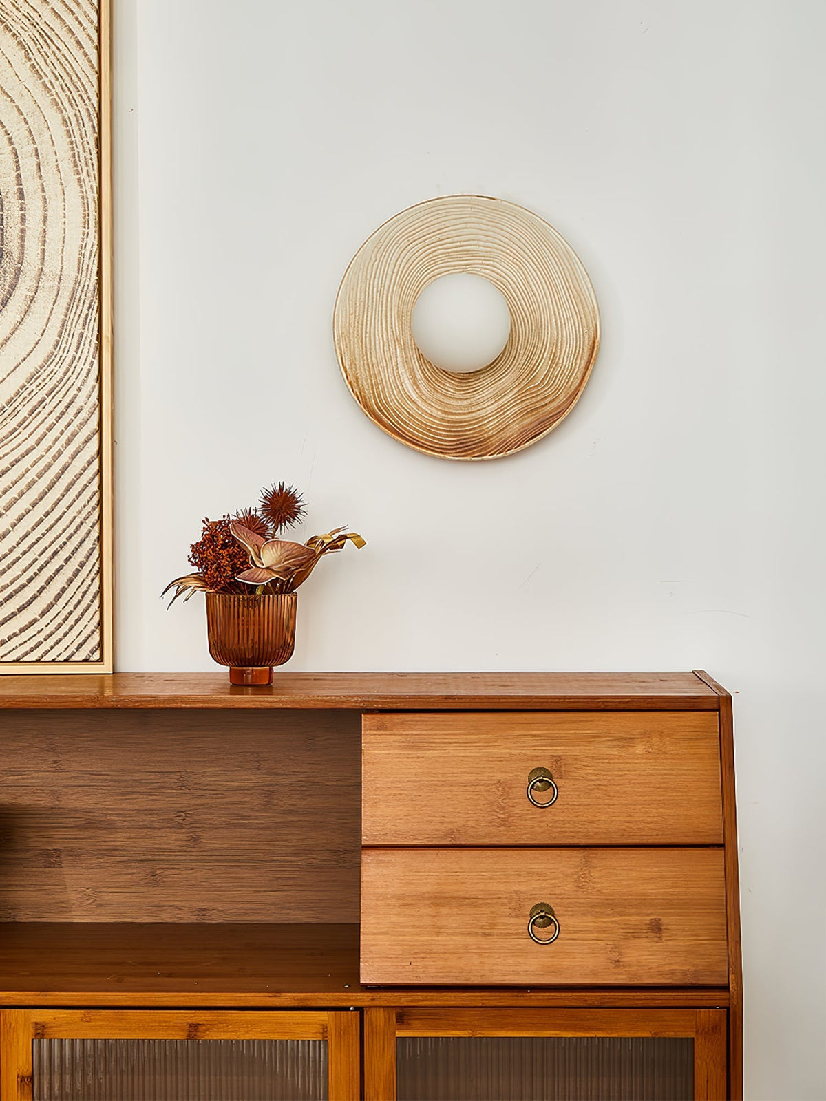Cerarielle vägglampa i nordisk konststil med keramisk lampskärm