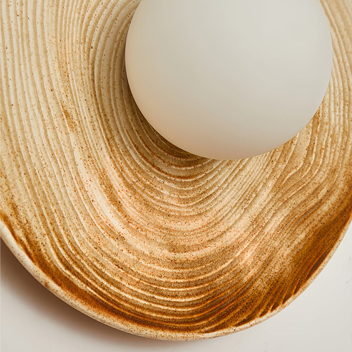 Cerarielle vägglampa i nordisk konststil med keramisk lampskärm