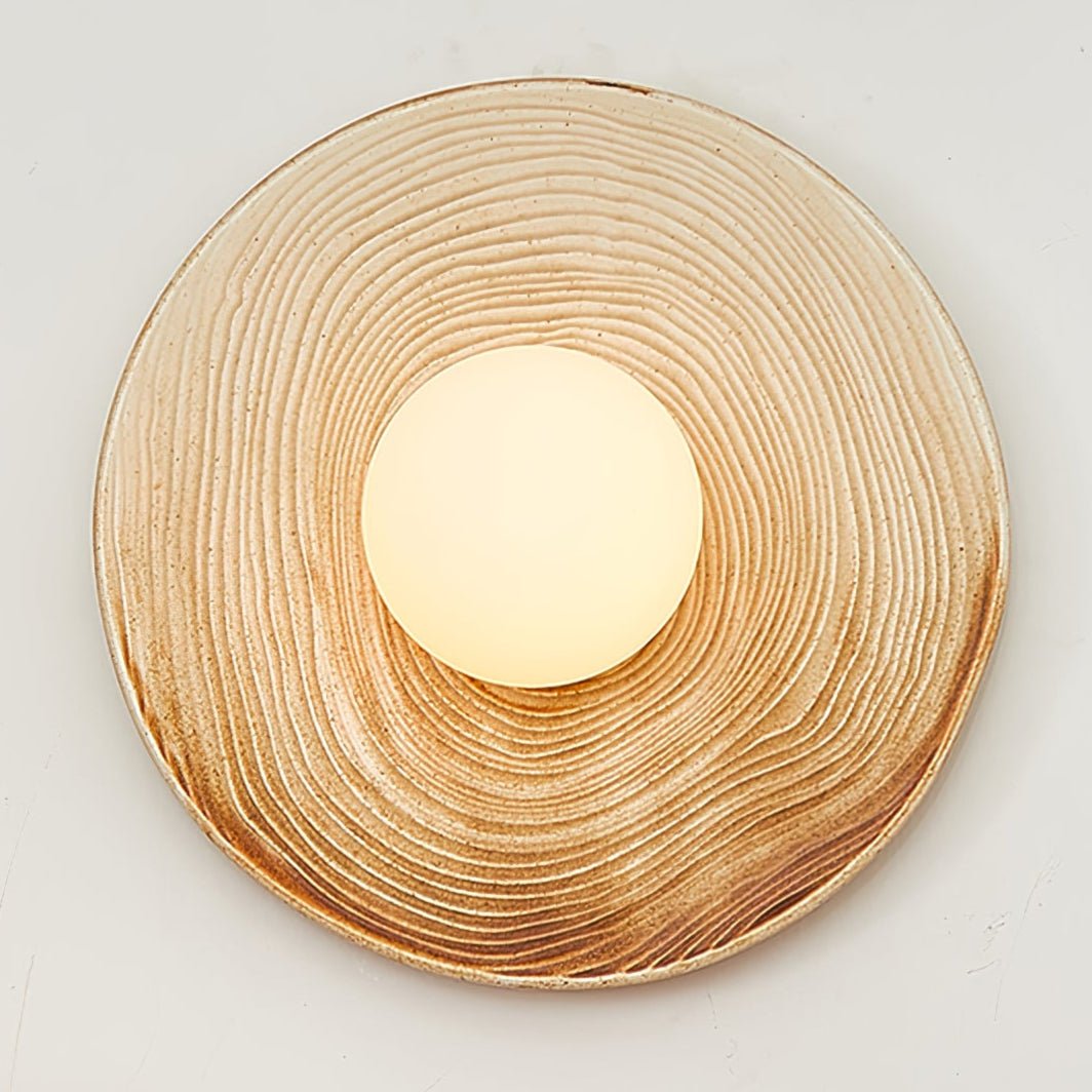Cerarielle vägglampa i nordisk konststil med keramisk lampskärm