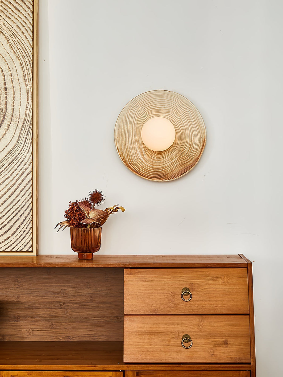Cerarielle vägglampa i nordisk konststil med keramisk lampskärm
