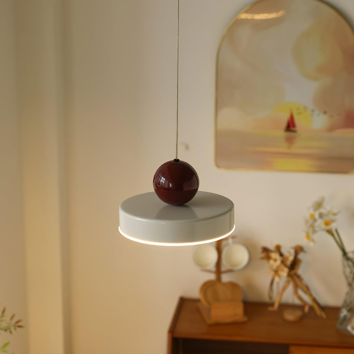 Hengilampi með málmhluta og rauðum kúplu, nútímalegur retro-skrautlýsing