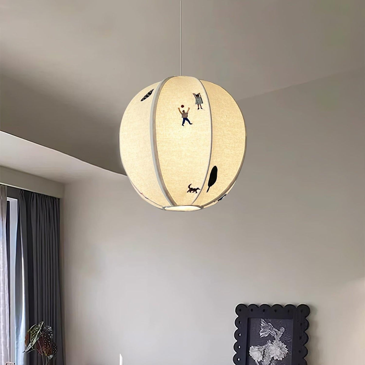 Elva pendellampa i papper med bollmotiv