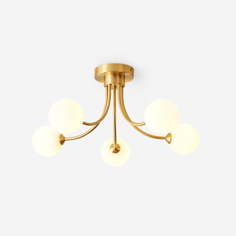 Loftslampe i messing med forgrenede arme og opale kugleskærme, moderne og elegant