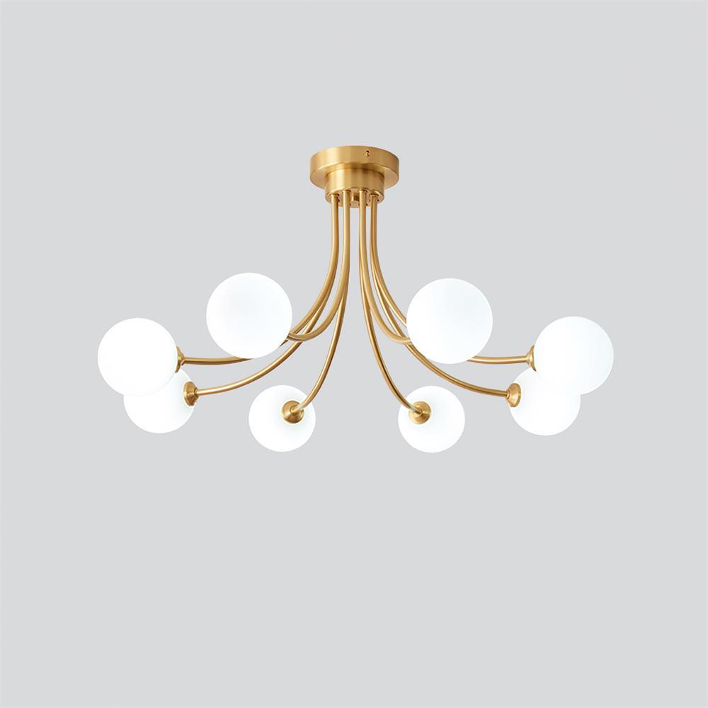 Loftslampe i messing med forgrenede arme og opale kugleskærme, moderne og elegant
