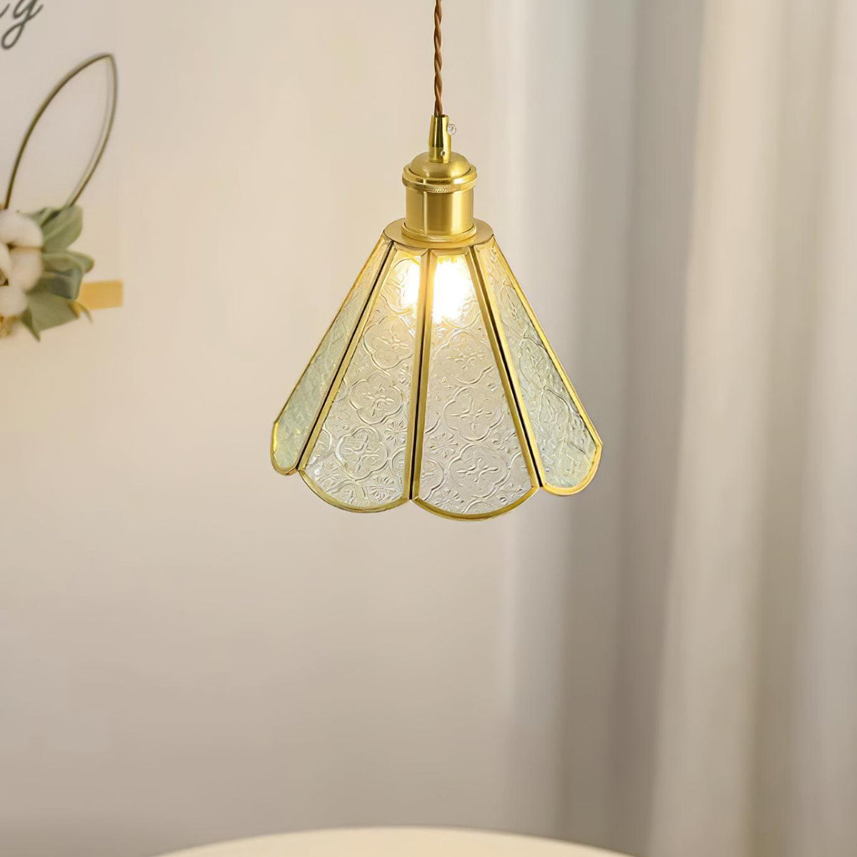 Candeeiro pendente elegante de latão e vidro Arvane