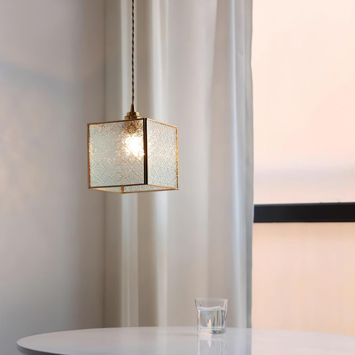 Candeeiro pendente elegante de latão e vidro Arvane