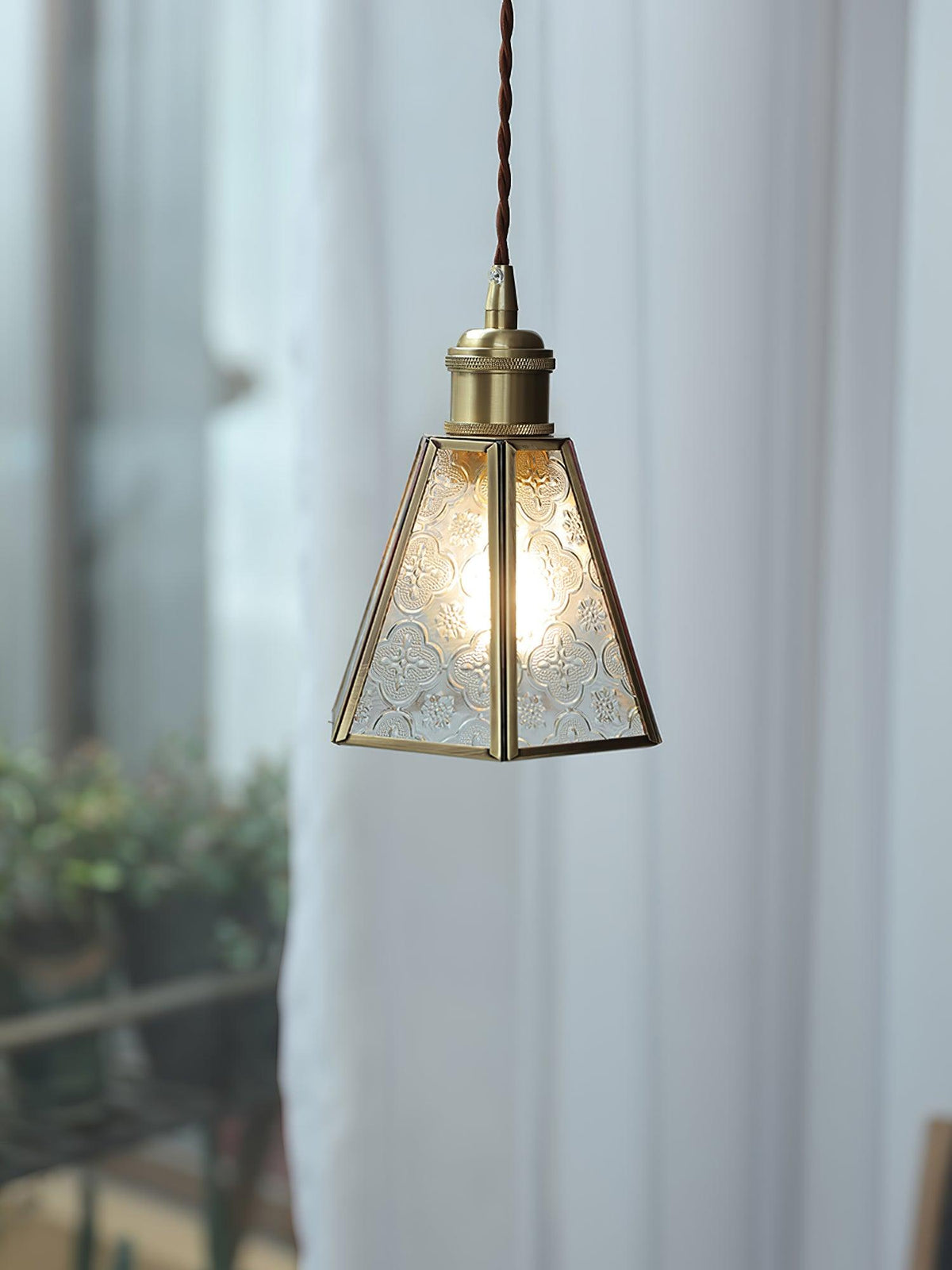 Candeeiro pendente elegante de latão e vidro Arvane