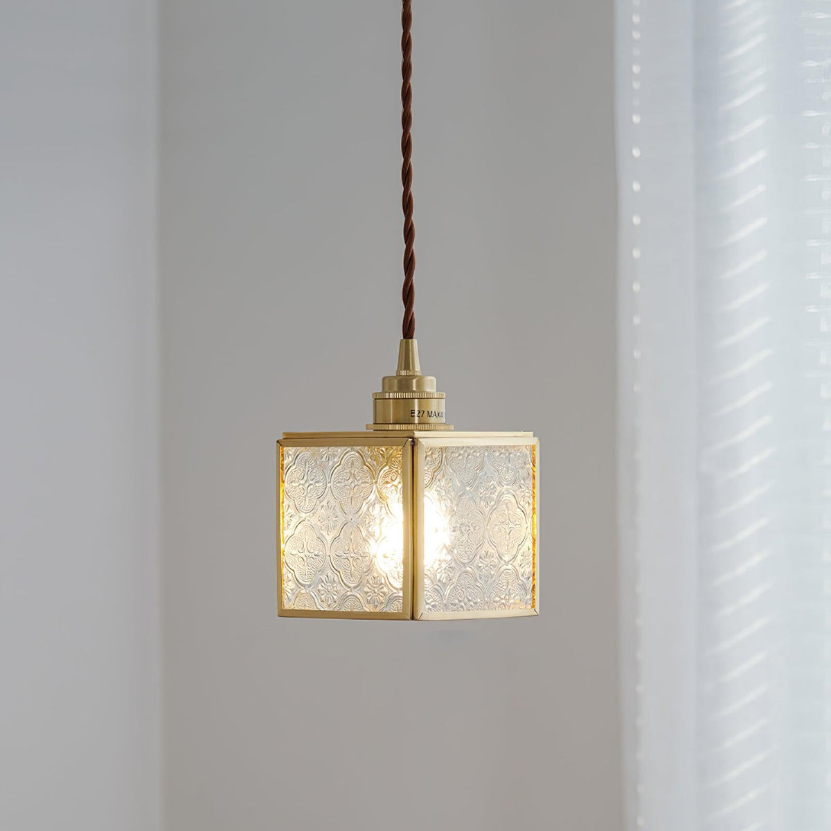 Candeeiro pendente elegante de latão e vidro Arvane