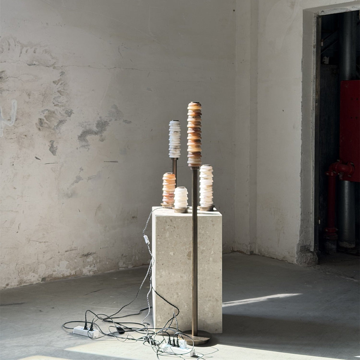 Eiroiella-gulvlampe i alabast