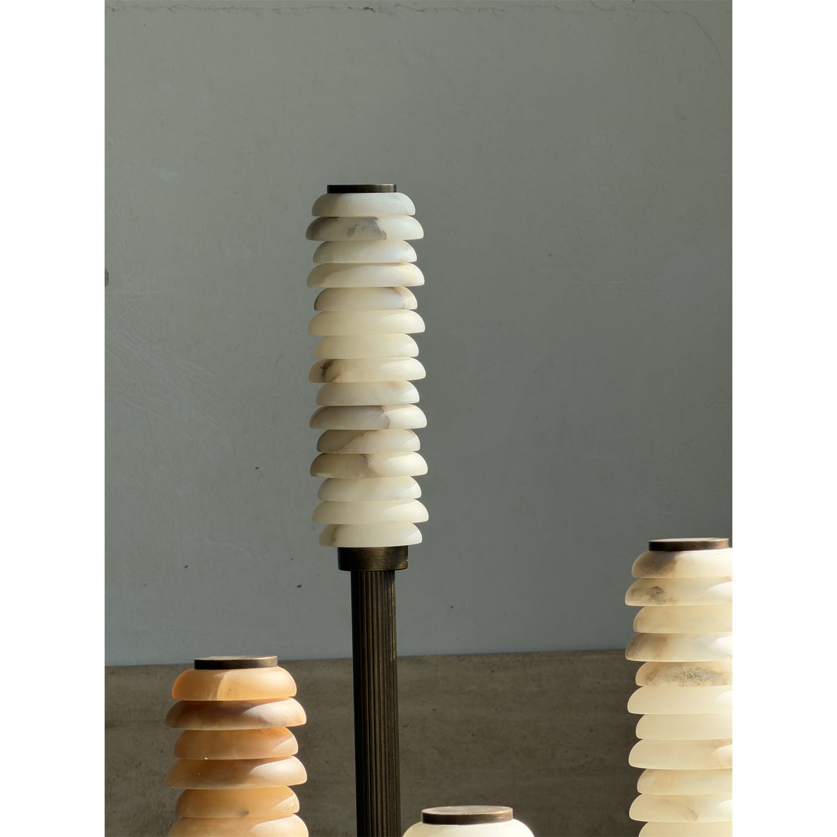 Eiroiella-gulvlampe i alabast