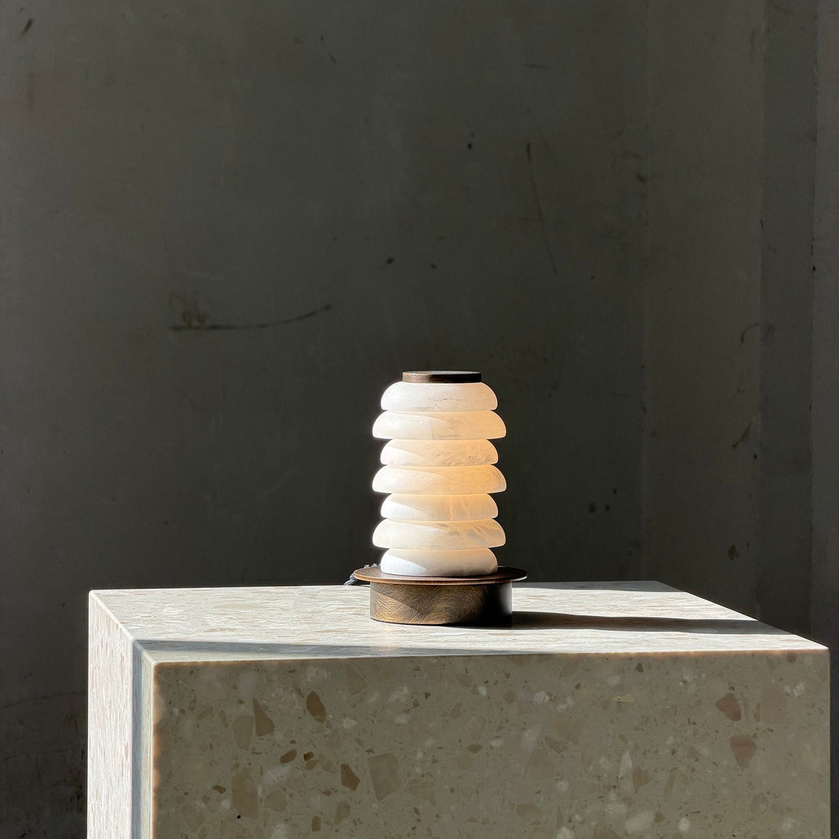 Albuira bordslampa i alabaster