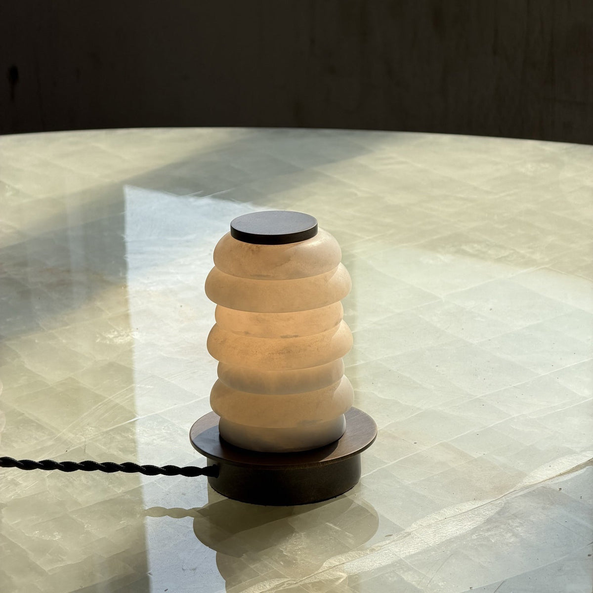 Albuira bordslampa i alabaster