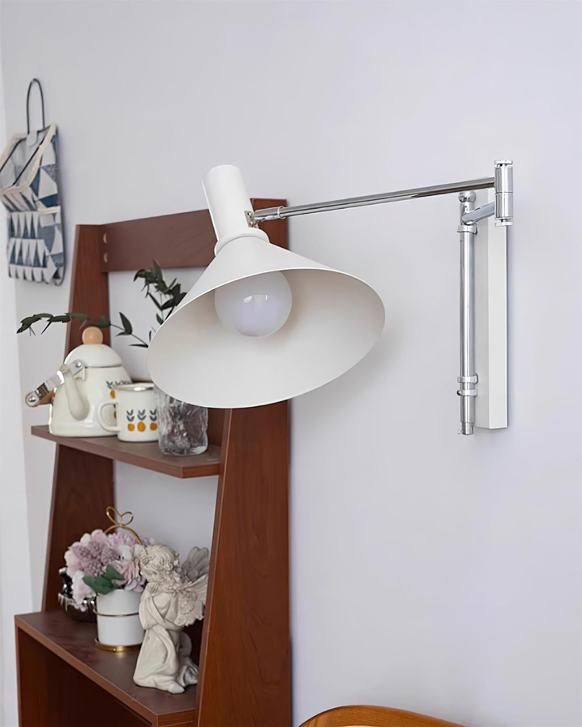 Peak vägglampa med justerbar arm och röd läslampa