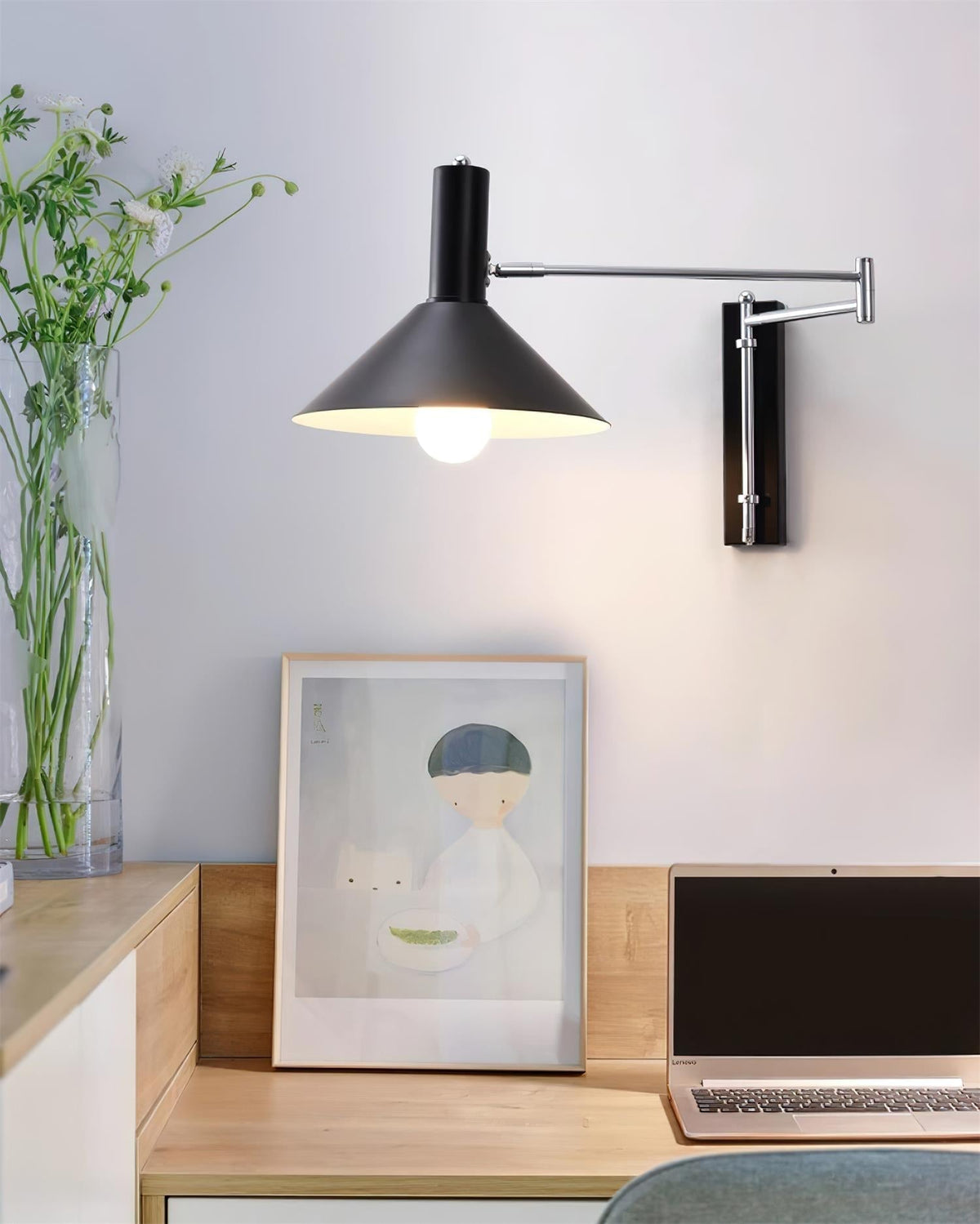 Peak vägglampa med justerbar arm och röd läslampa