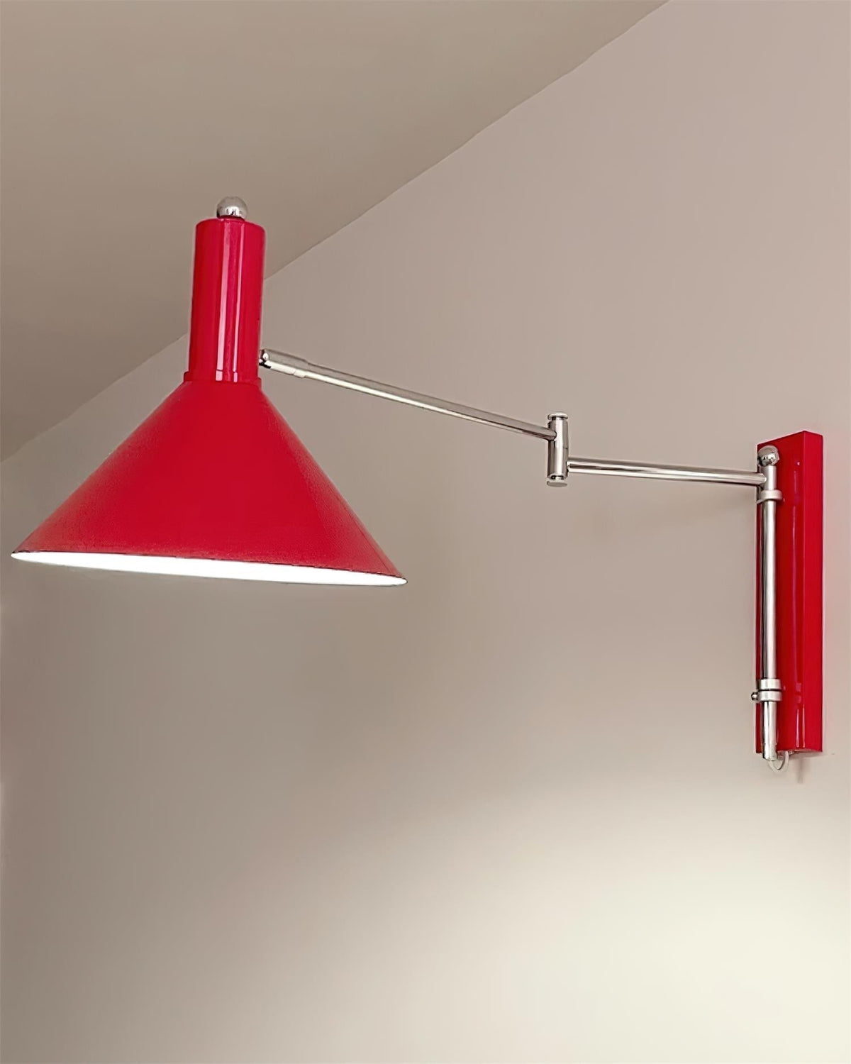 Peak vägglampa med justerbar arm och röd läslampa