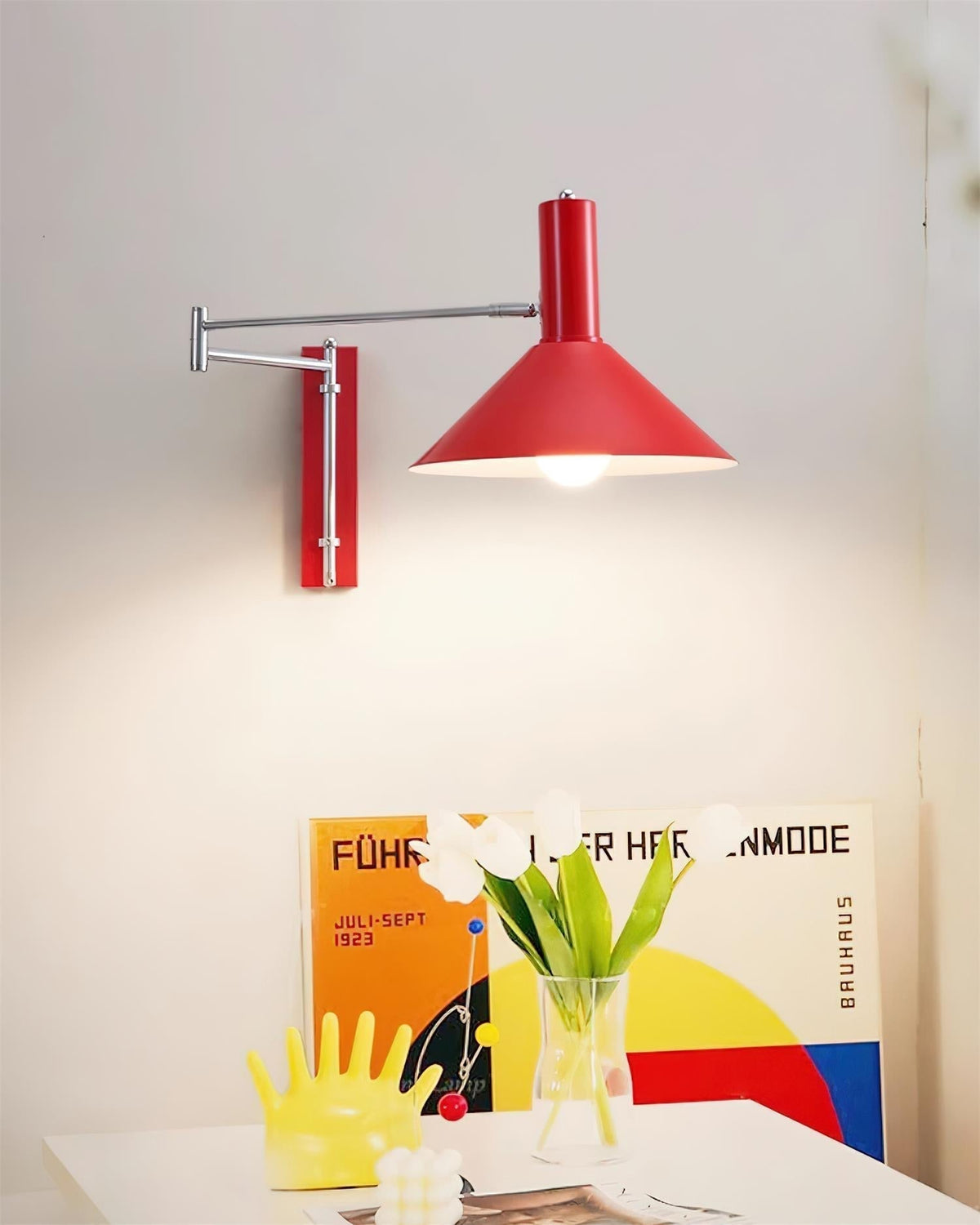 Peak vägglampa med justerbar arm och röd läslampa