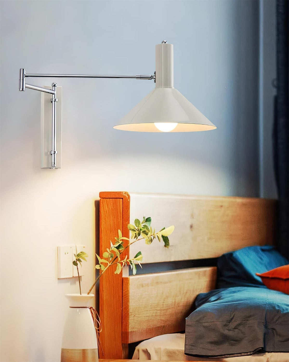 Peak vägglampa med justerbar arm och röd läslampa