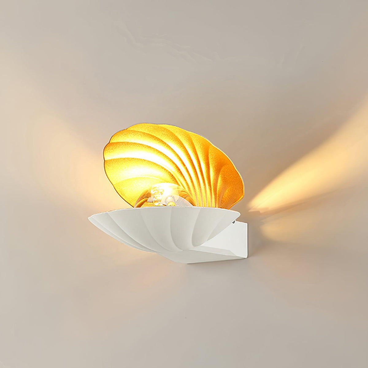 Candeeiro de parede Lumieria em forma de concha pérola