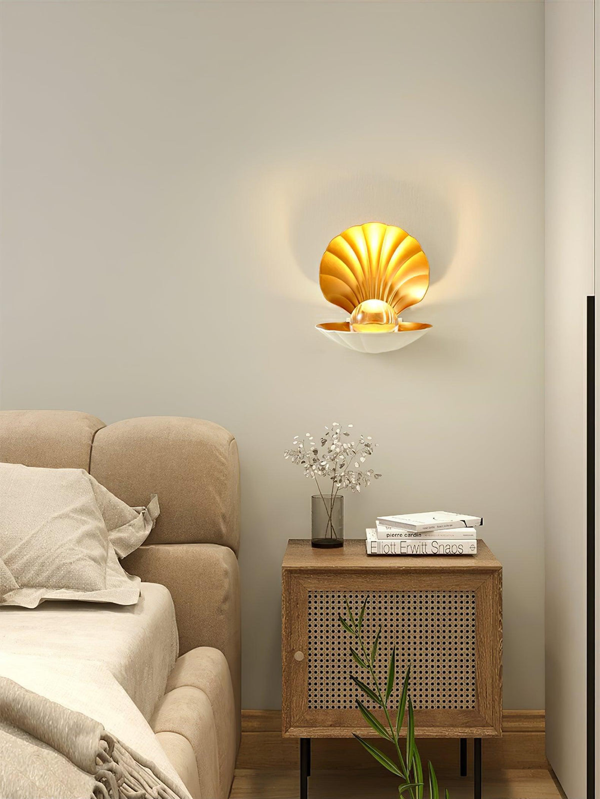 Lumieria vägglampa i form av ett pärlmusselskal