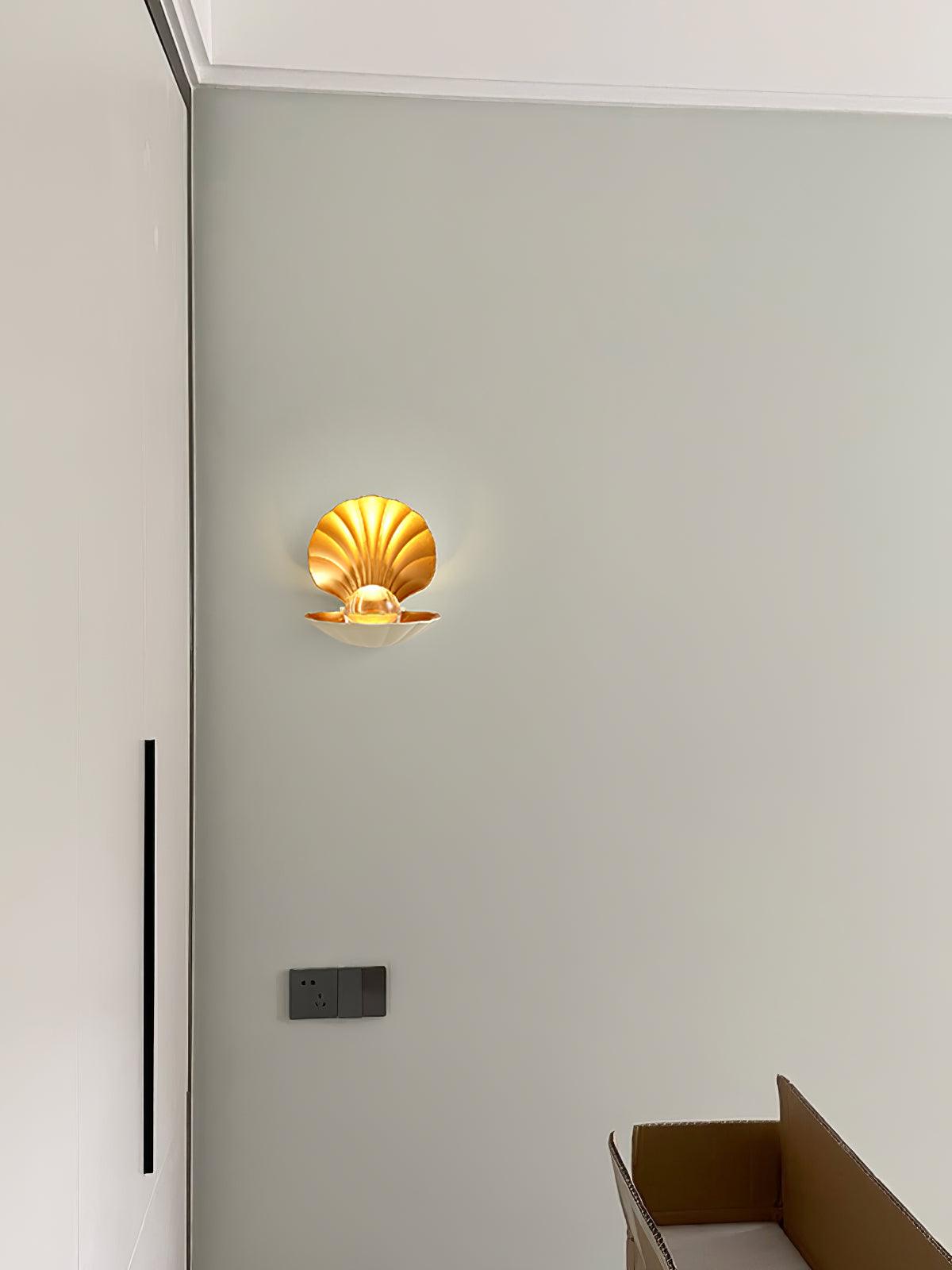 Candeeiro de parede Lumieria em forma de concha pérola