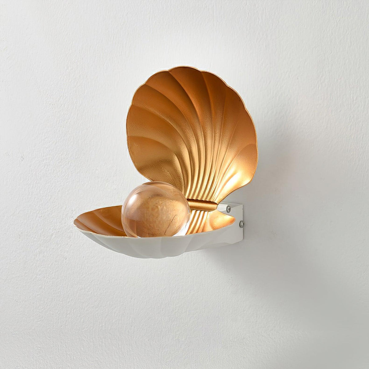 Candeeiro de parede Lumieria em forma de concha pérola