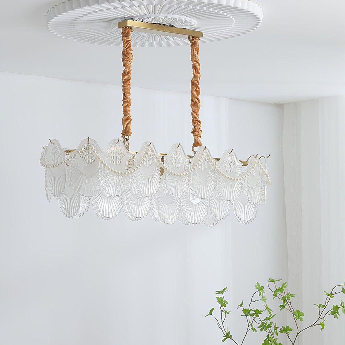 Liorelelle lysekrone i perlemorsglas med muslingeskaldesign