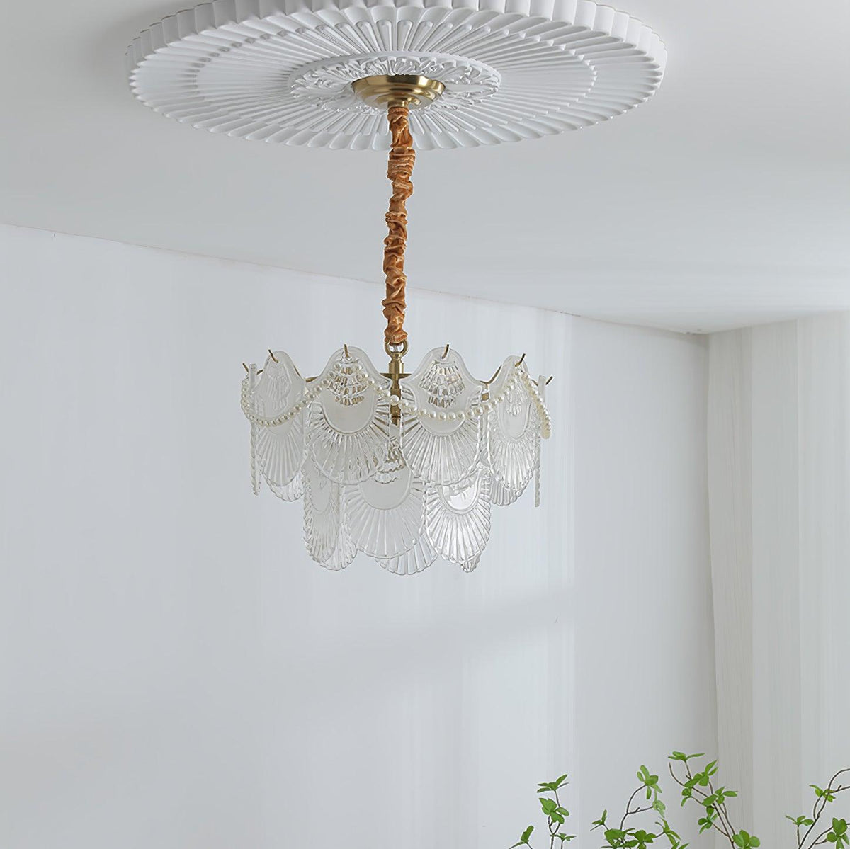 Liorelelle lysekrone i perlemorsglas med muslingeskaldesign