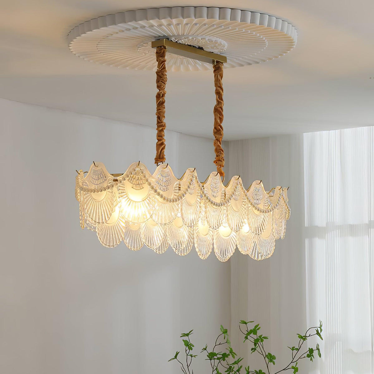 Liorelelle lysekrone i perlemorsglas med muslingeskaldesign