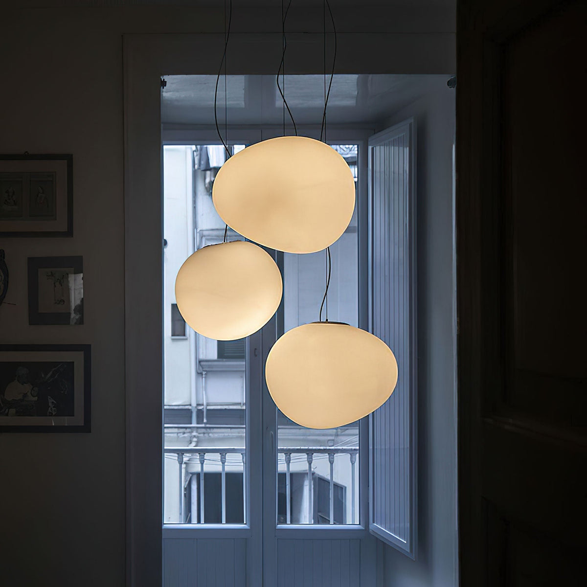 Elva pendellampa med glaskulor
