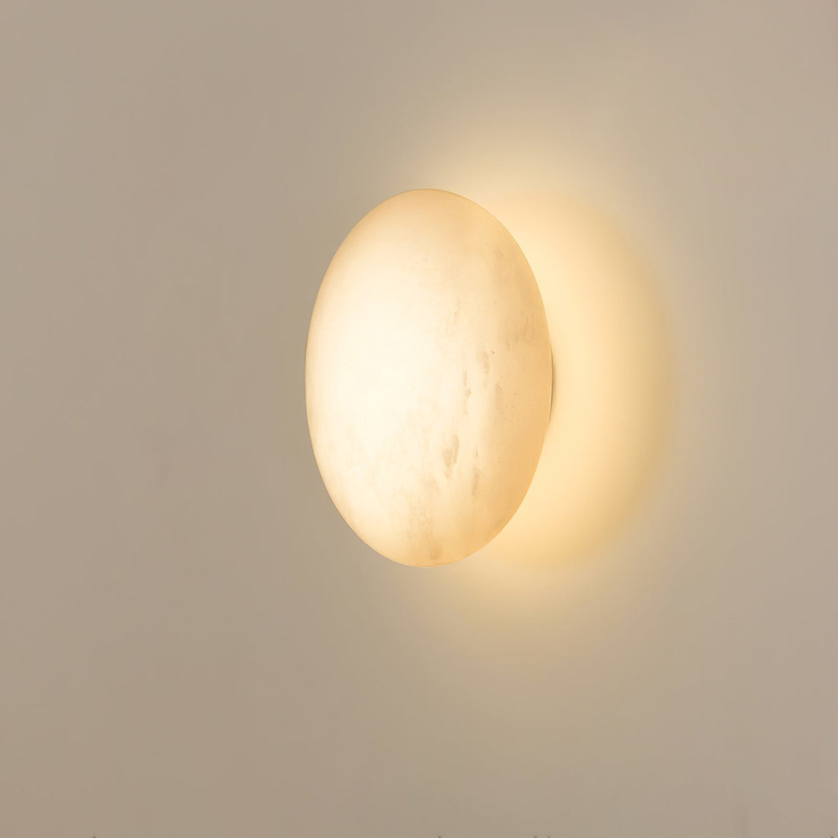 Eurthais-minimalistinen alabaster-seinävalaisin