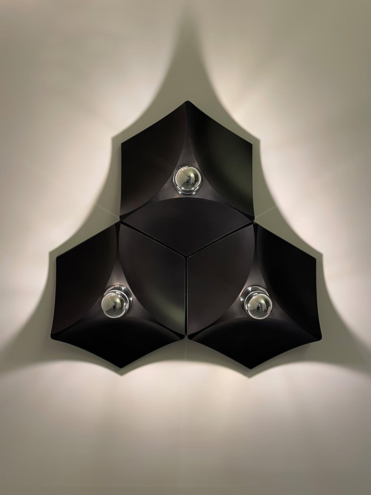 Linuira-geometrinen kangasseinävalaisin