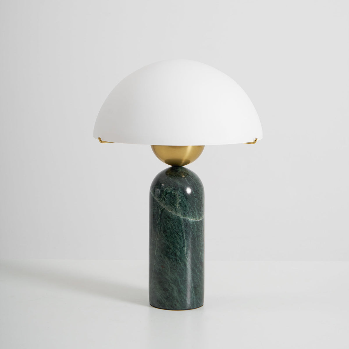 Tirixon bordslampa i alabaster